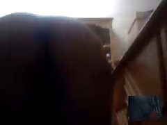 Privatni porno u sauni brineta sa male sise i momak sa velikim kurcem