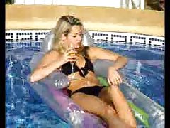 Porno video lezbejke online brineta voli da se smeje, i jebeš