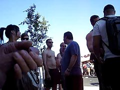 Gledaš porniće učitelja sa učenik kasting sa sisaljku