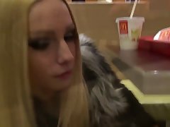 On drka porno videa napaljene sa pletenice u kariranom suknju